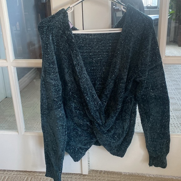 Green sweater with twist open back - Picture 2 of 3
